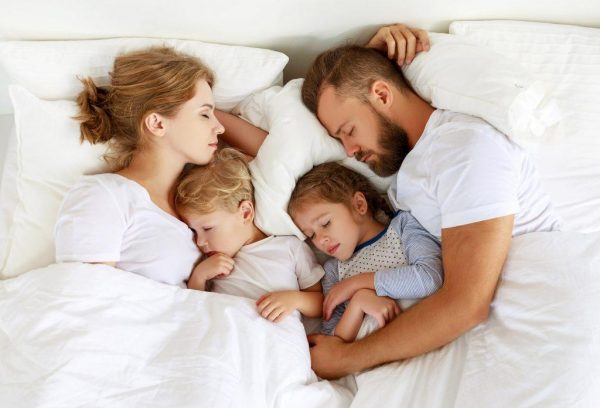 Familie Schlafstörungen Müde Schnarchprobleme Schlafapnoe Lösungen Diagnose Therapie